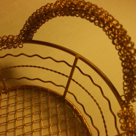 Golden oval metal basket - Picture 7 of 9